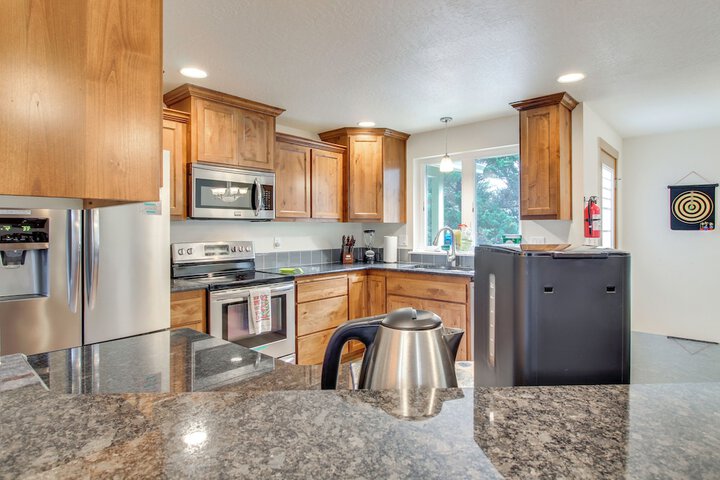 Spacious Bandon Getaway - 2 Blocks to Ocean!