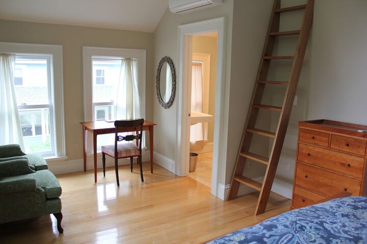 24 East Main Street B & B