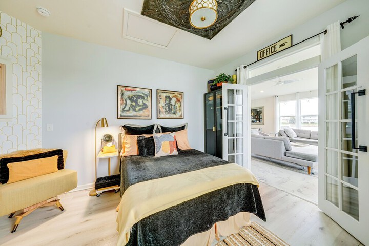 Spacious Waterfront Yorkville Getaway w / Yard