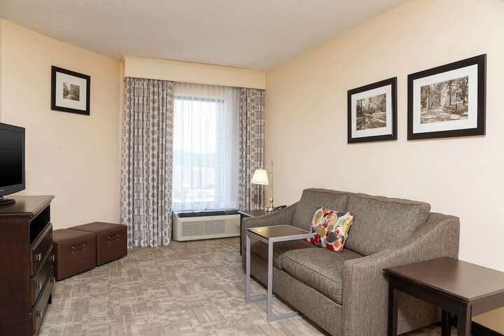 Hampton Inn & Suites Cleveland-Airport / Middleburg Heights