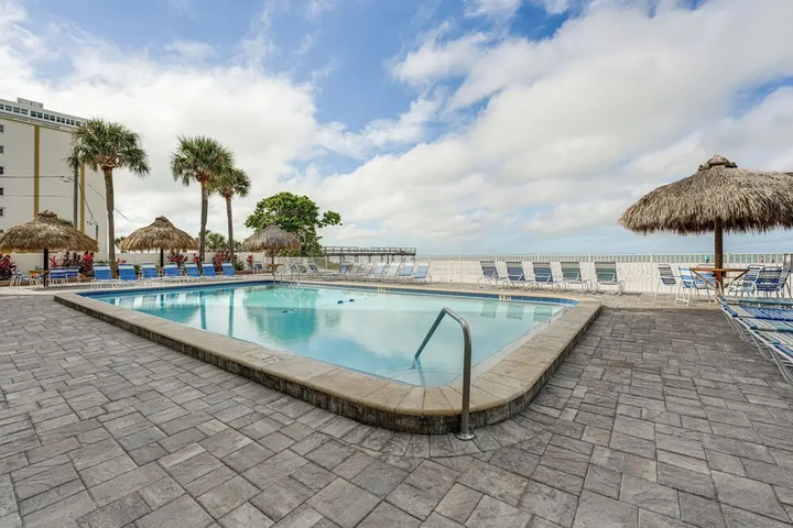 Beachfront Redington Shores Condo w / Pool!