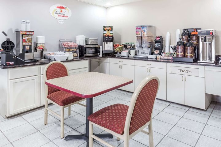 Super 8 by Wyndham Mundelein / Libertyville Area