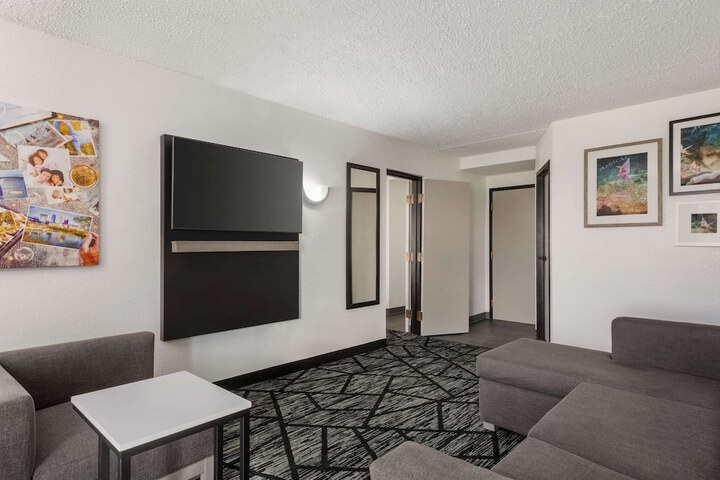 La Quinta Inn & Suites by Wyndham Cleveland Airport West