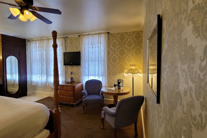 Room 24 of 104