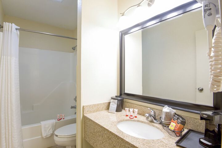 Travelers Inn & Suites Forest City
