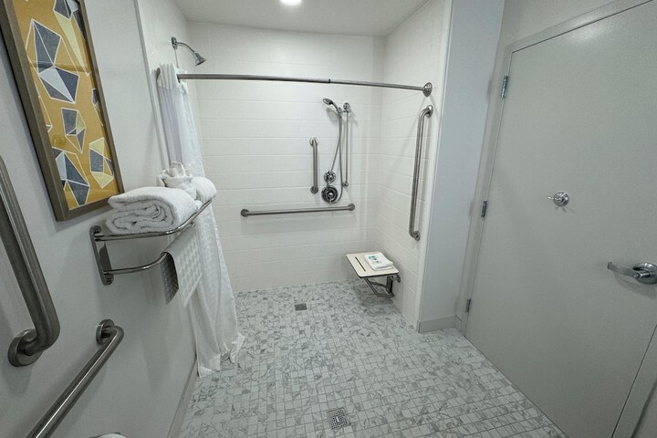 Room 13 of 34