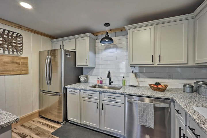 1 Mi to Skiing: Beech Mountain Condo w / Fireplace!