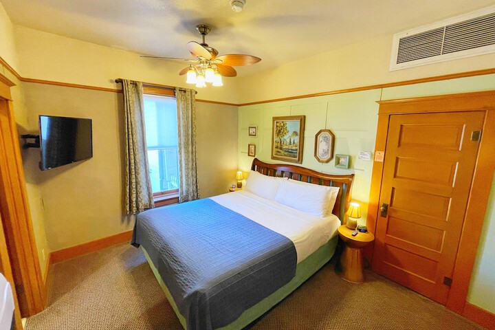 Room 16 of 36