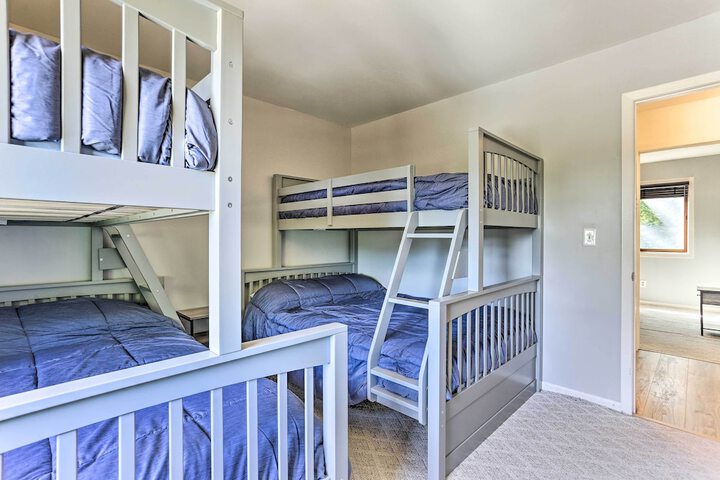 Gorgeous Vernon Township Condo w / Balcony!