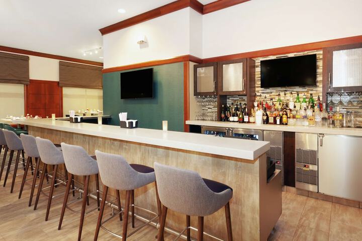 Lounge 70 of 79