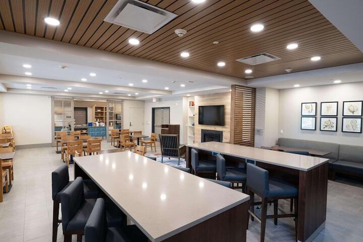 Country Inn & Suites by Radisson State College (Penn State Area), PA