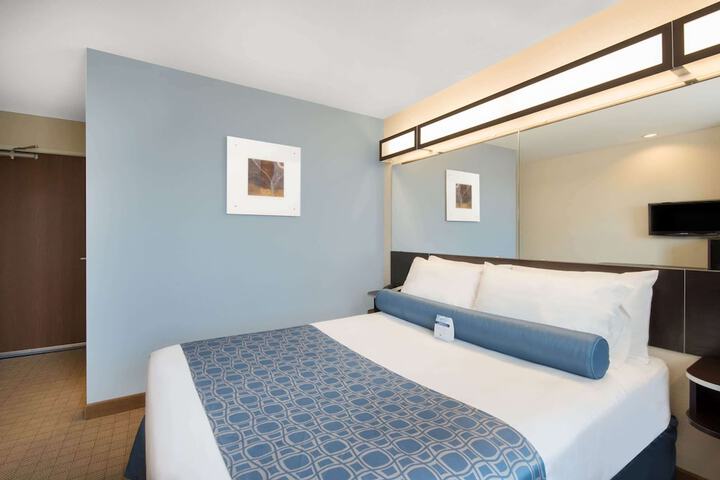 Room 9 of 16