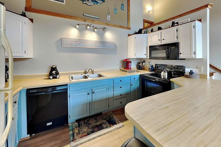 Sunplace 30 by Taylor Made Deep Creek