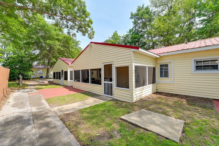 Riverfront Edenton Condo w / Porch & Boat Ramp!