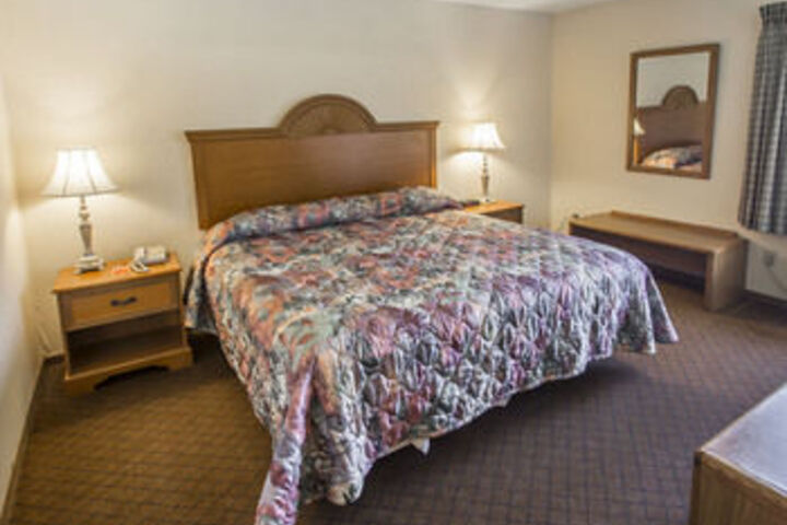 Econo Lodge Inn & Suites