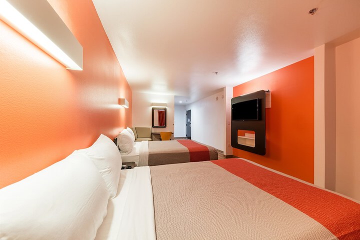 Room 27 of 38