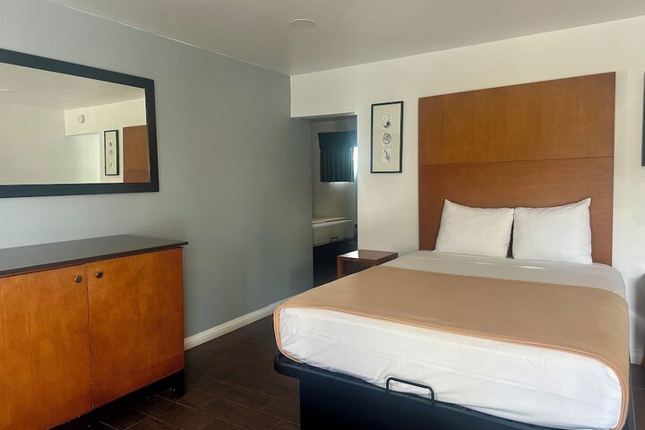 Room 5 of 10