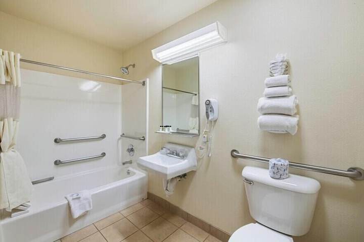 Pinedale Hotel & Suites