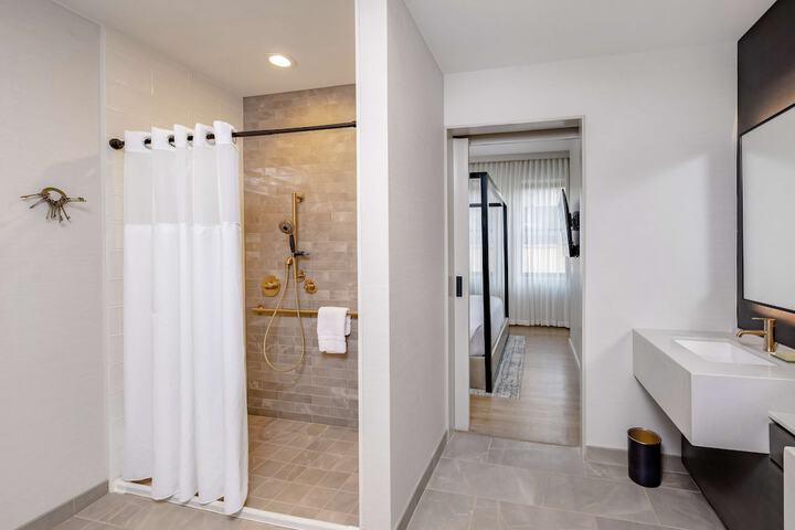 Hotel Fort Des Moines Curio Collection by Hilton