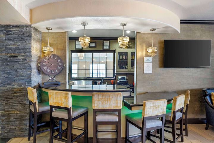 Best Western Plus Emerald Inn & Suites