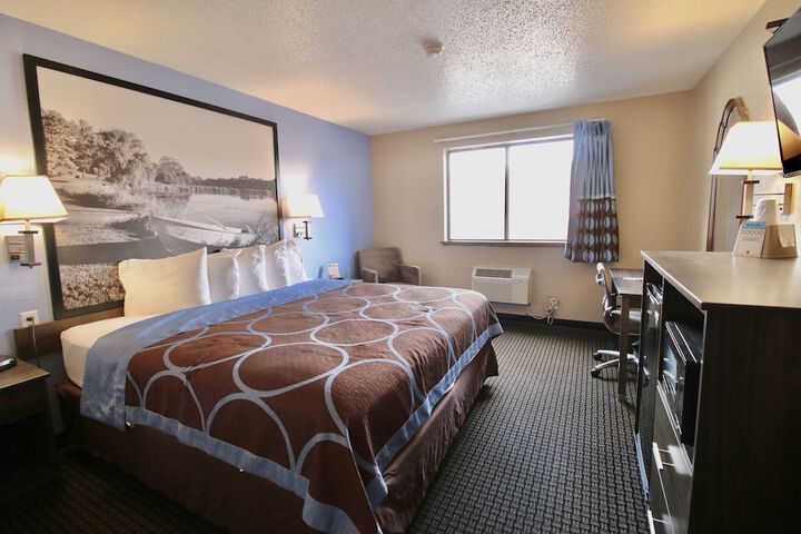 Super 8 by Wyndham Kenosha / Pleasant Prairie
