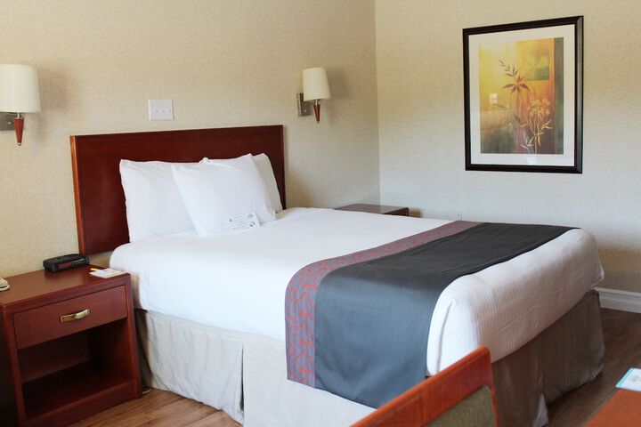 Days Inn & Conference Center by Wyndham Bridgewater