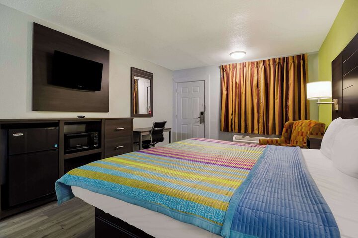 Room 13 of 32