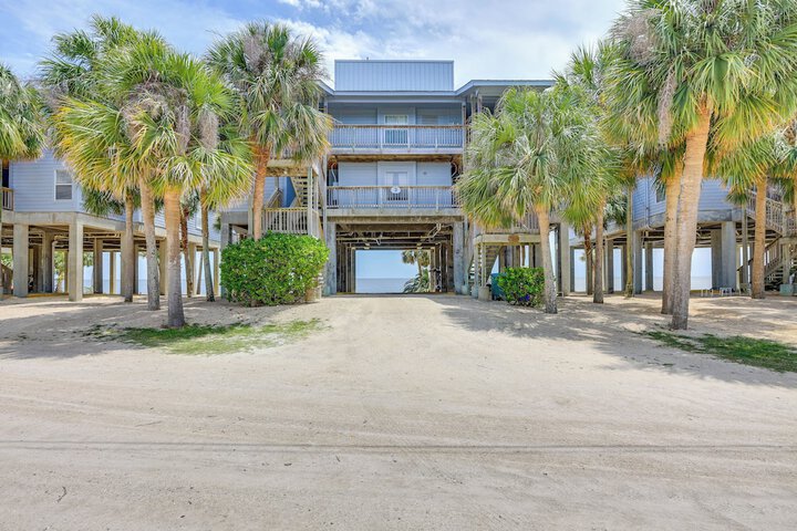 Beach & Pool Access at Condo on Cedar Key!