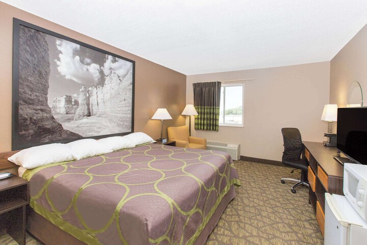 Super 8 by Wyndham Belleville