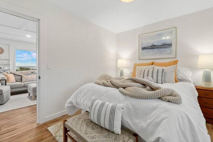 Cozy Coastal Getaway • Panoramic Ocean Views