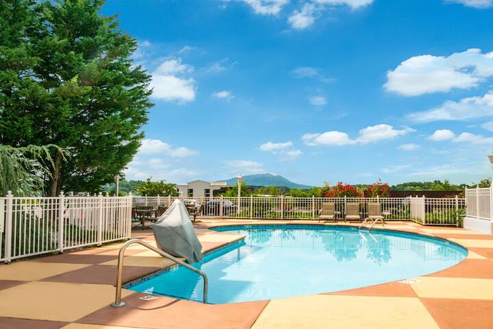 Holiday Inn Express and Suites Pigeon Forge Sevierville by IHG