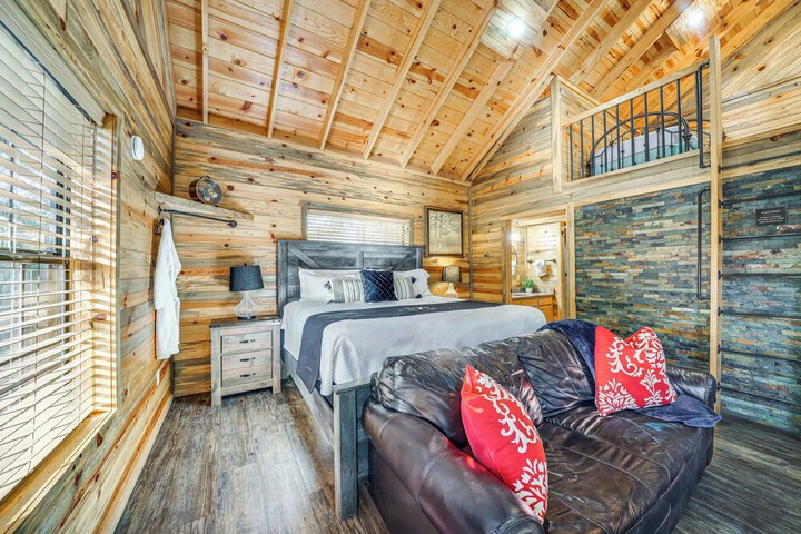 Hot Tub & Fire Pit: Cozy Cabin in Broken Bow!