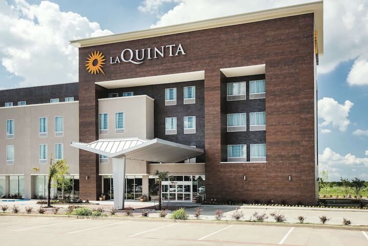 La Quinta Inn & Suites by Wyndham Dallas Plano - The Colony