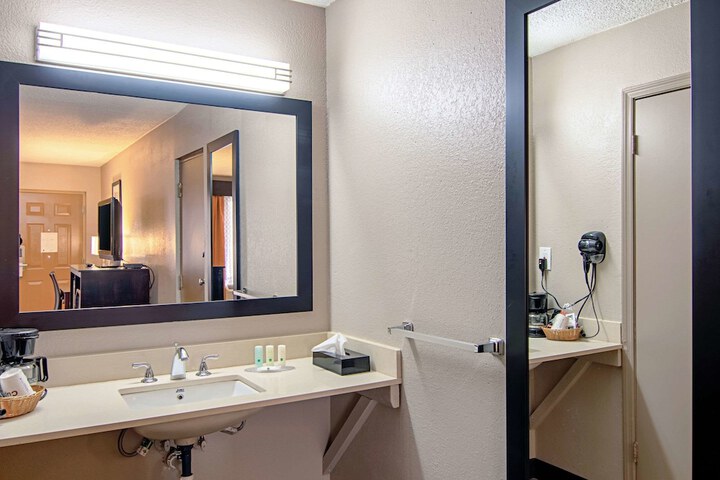 Room 34 of 46