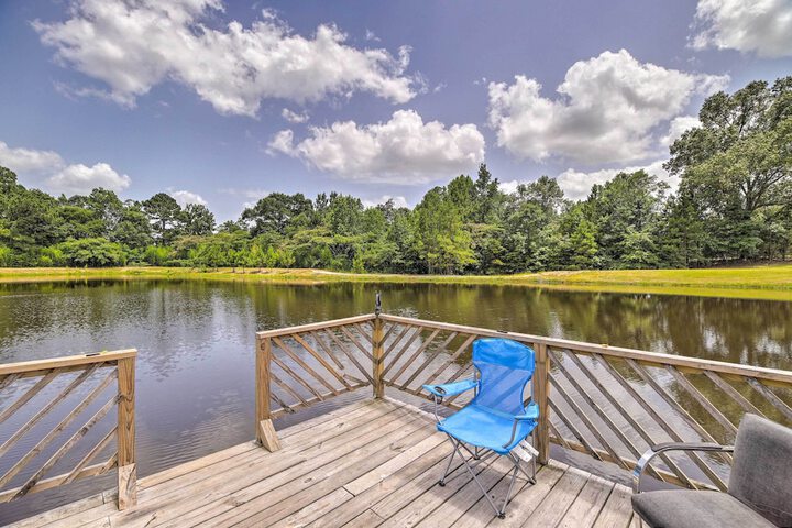 Lakefront Cabin w / Access to 2 Paddleboats!