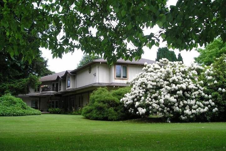 Cedar Wood Lodge B & B