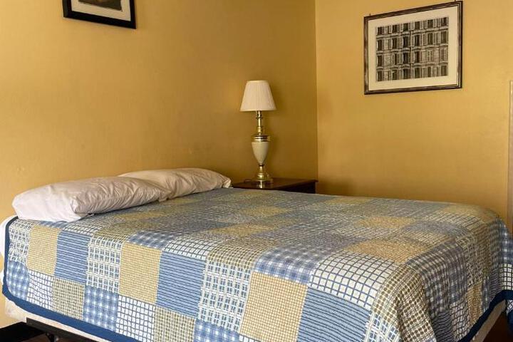 DELUXE INN