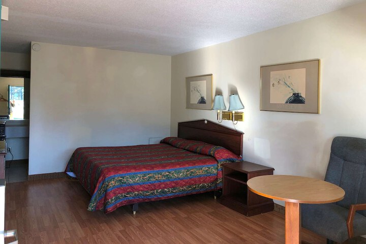 Room 5 of 9