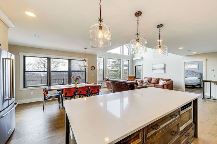 Mountain-view Home in Stoneham w / Hot Yoga Studio!
