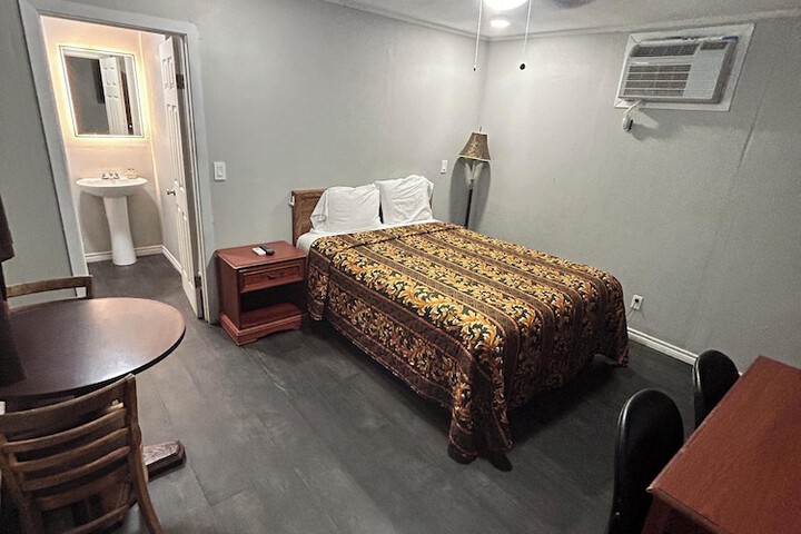Room 14 of 22