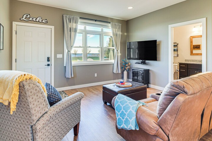 Lakefront Gem: Grills & Fire Pit in Dent