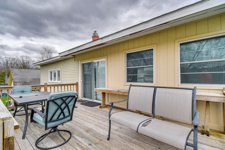 Riverfront Baldwinsville Apartment w / Shared Deck!