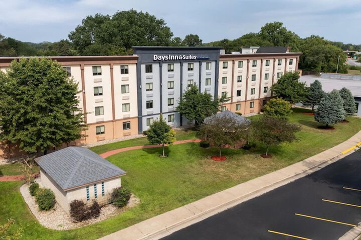 Days Inn and Suites by Wyndham Hammond IN