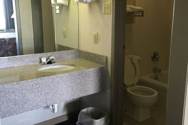 Room 5 of 9