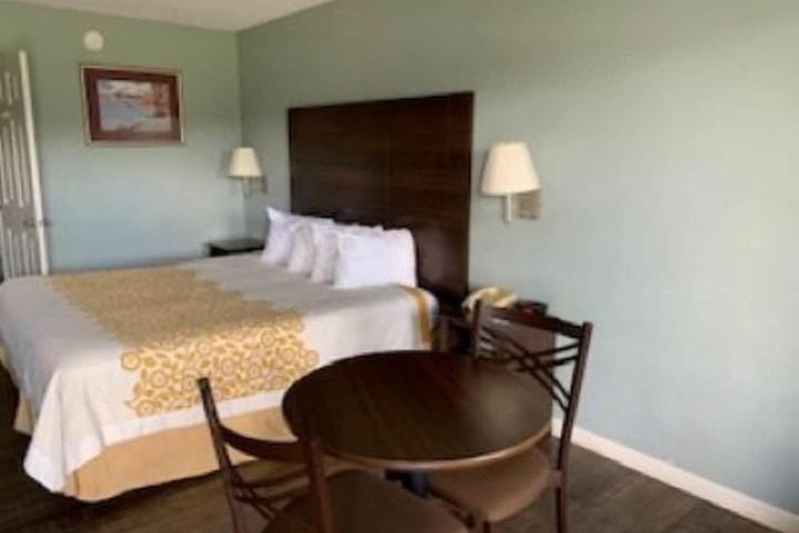 Days Inn by Wyndham Clinton