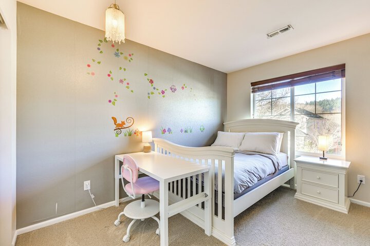 Spacious Kent Home Near Seatac Airport w / Patio