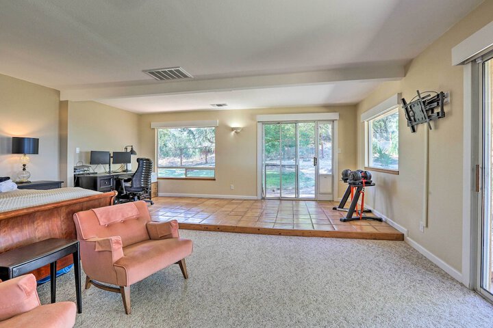 Luxe Auburn Hideaway w / Tennis Court & Views!