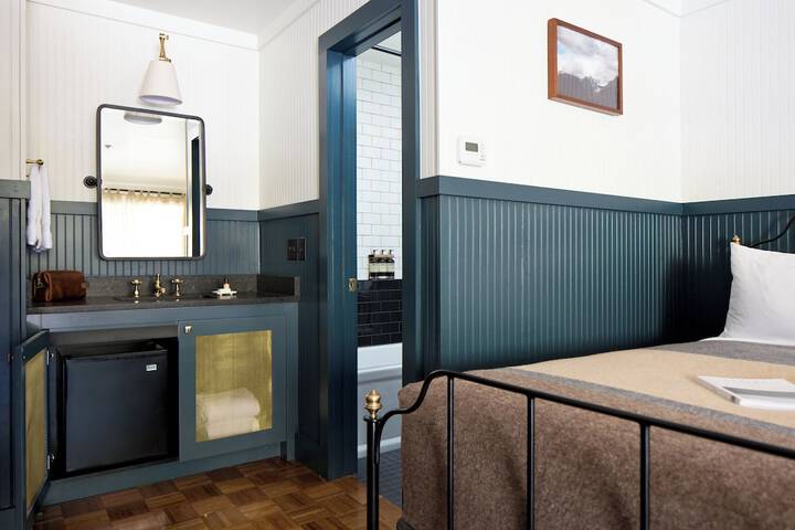 Room 43 of 66