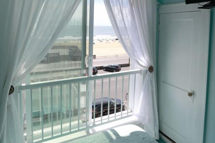 Room 17 of 28