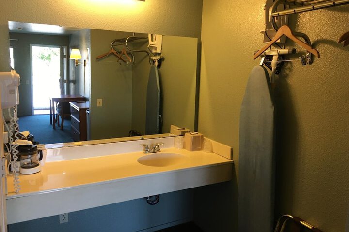 Room 16 of 27